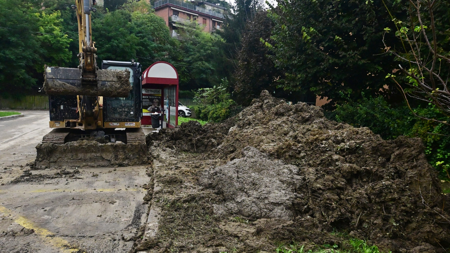 La piazzola in via Ravone con il "deposito"