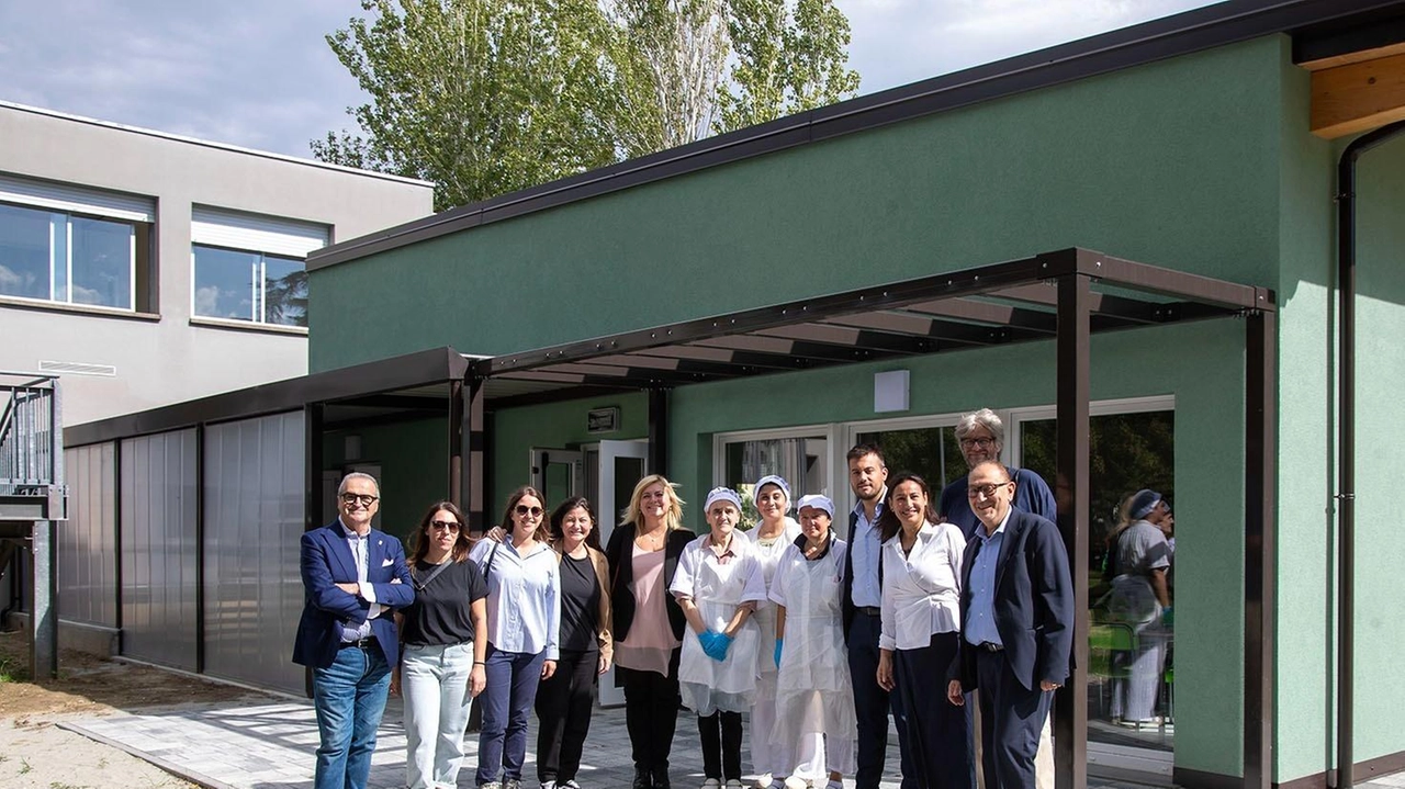 Foto di gruppo davanti all’edificio