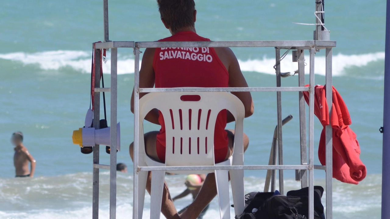 Soccorso dai bagnini nel tratto di spiaggia di fronte allo stabilimento balneare G7 sul lungomare nord