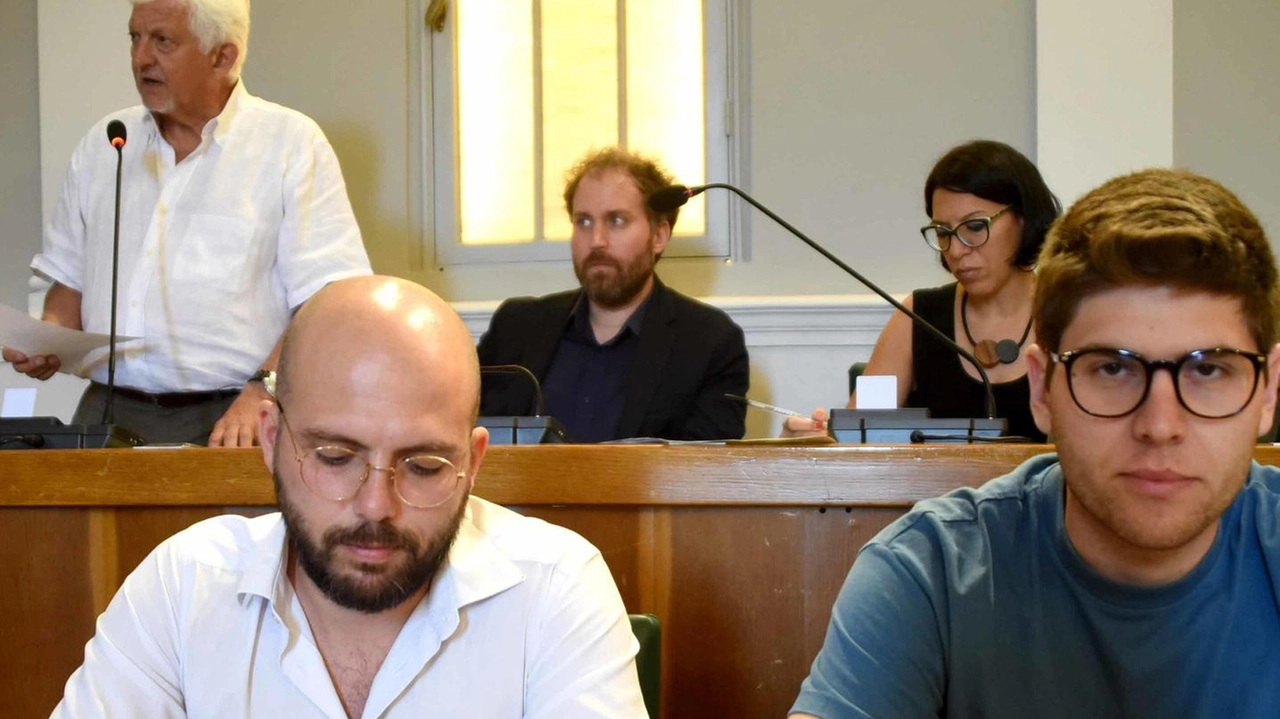 I consiglieri comunali del Pd di Ferrara chiedono la convocazione della sesta commissione per affrontare criticità nel commercio e turismo, depositando richieste su darsena di San Paolo e dati turistici. Vogliono coinvolgere operatori per trovare soluzioni e migliorare la situazione.