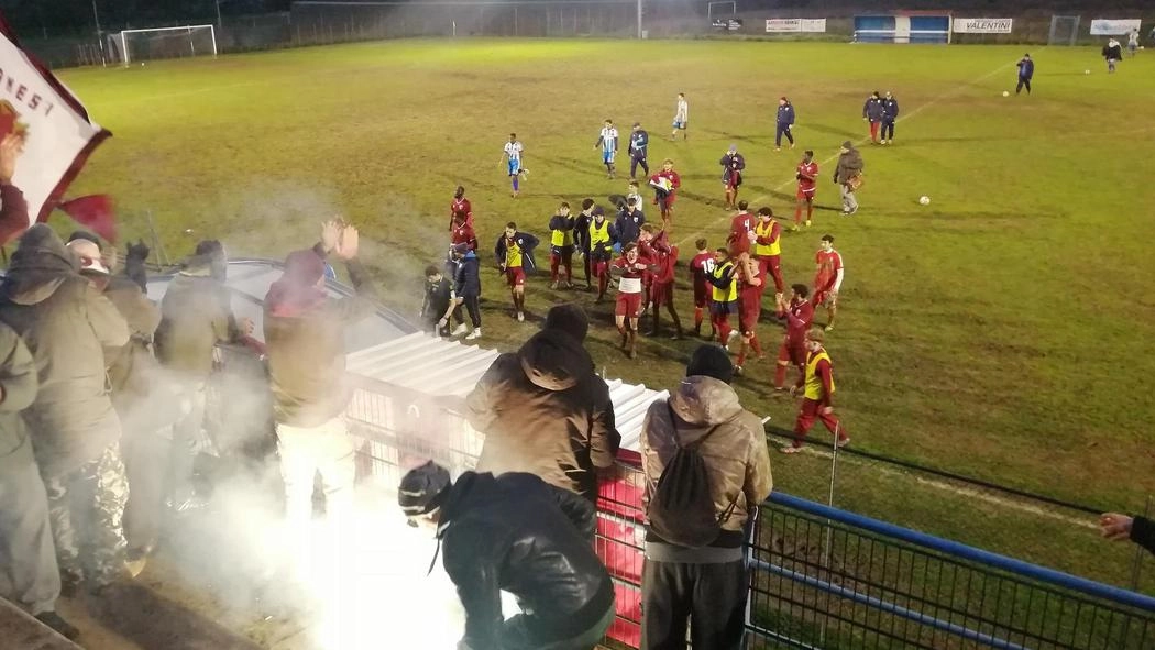 Festa granata sotto la tribuna a Bellocchi