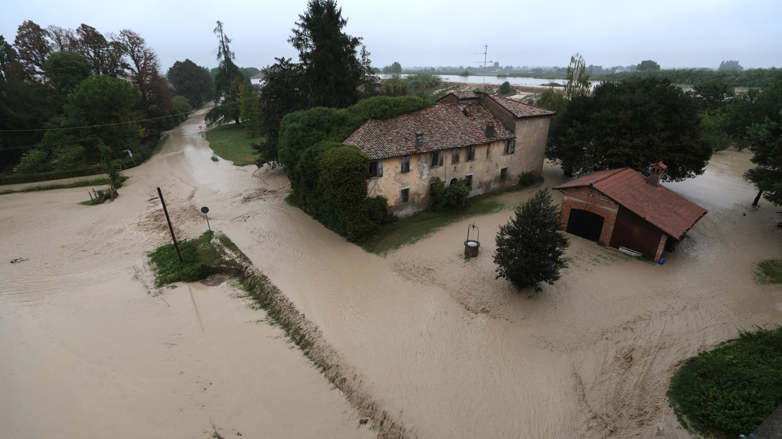 Bagnacavallo (Ravenna): il fiume Lamone esonda e innonda di nuovo le case e i campi (foto Zani)