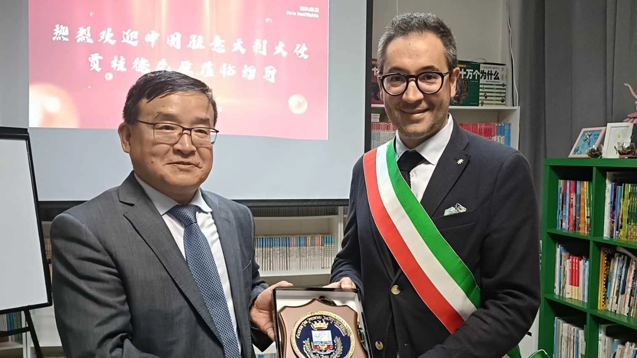 Il sindaco e il vicesindaco hanno accolto l’ambasciatore cinese Jia Guide durate la visita alla scuola di lingua della città. .