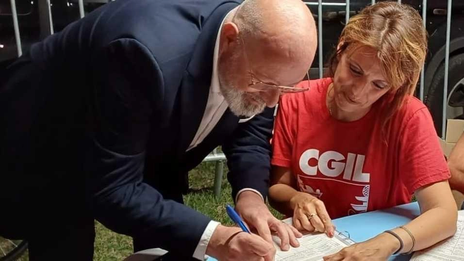 Il programma della Festa dell’Unità della Pescaccia a Villagrappa si avvia alla chiusura con la partecipazione dell'ex presidente della Regione Stefano Bonaccini e dell'assessore regionale Paolo Calvano. Si è svolta la firma della petizione contro l'autonomia differenziata, gestita dalla Cgil. Il sostegno dei volontari è fondamentale per la riuscita dell'evento.