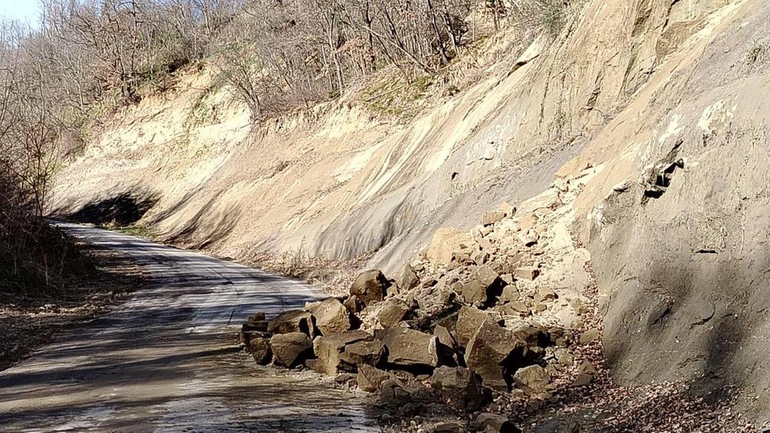 Cadono rocce dalla parete. Il Comune chiude via Castello