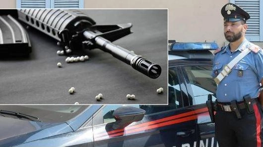 Sono intervenuti i carabinieri. Nel riquadro un fucile da soft air