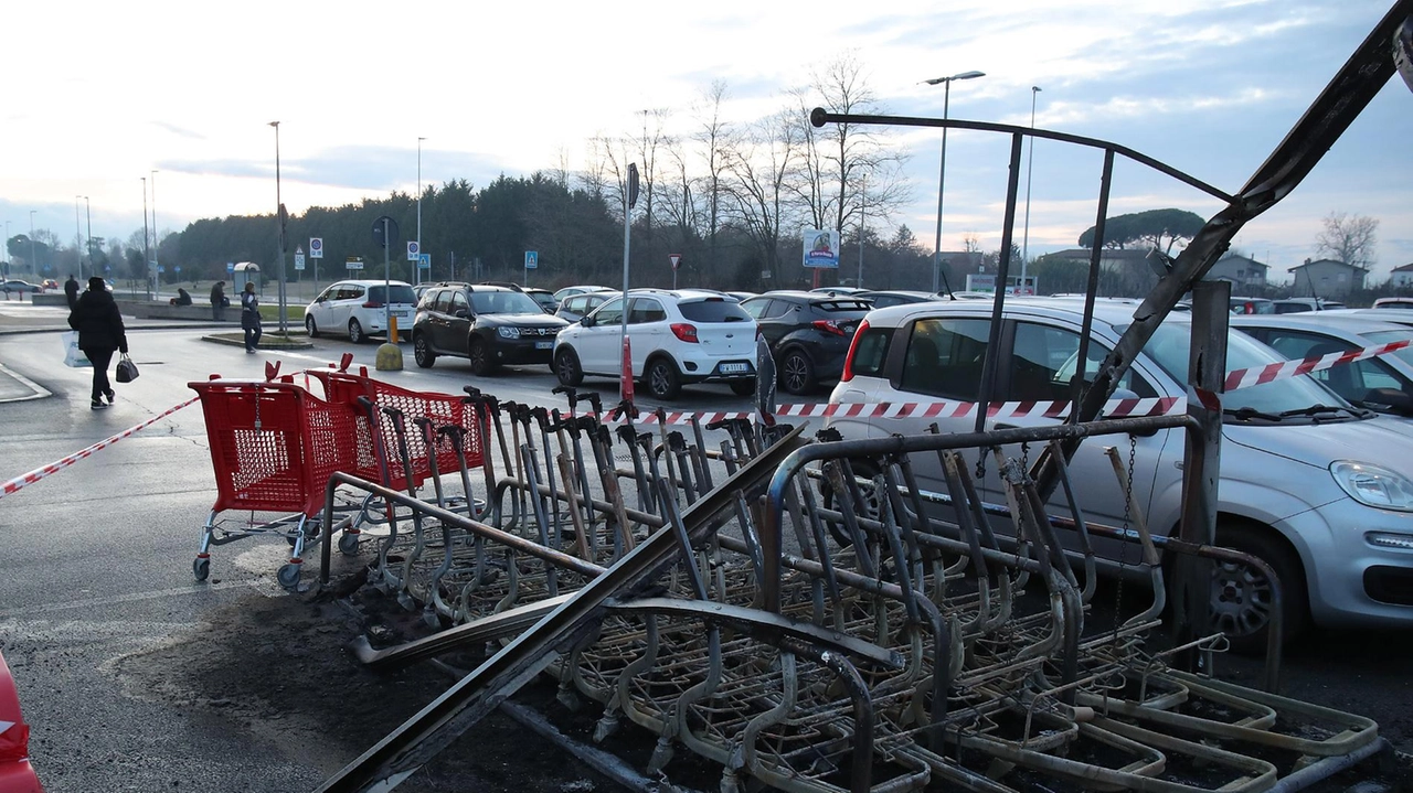 Si trova nel parcheggio dell’Esp, sul posto sono intervenuti i vigili del fuoco. Si attende la relazione tecnica per inquadrare l’accaduto e le immagini della sicurezza.