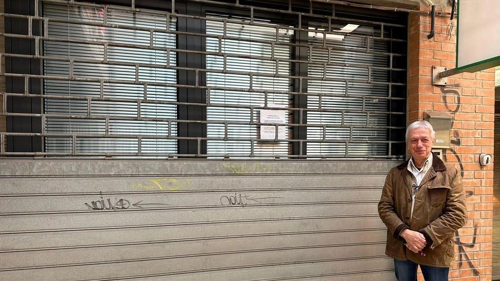 Paolo Gamberini davanti allo studio medico di Cadriano, rimasto chiuso a lungo per la mancanza del medico di base fra le proteste dei cittadini