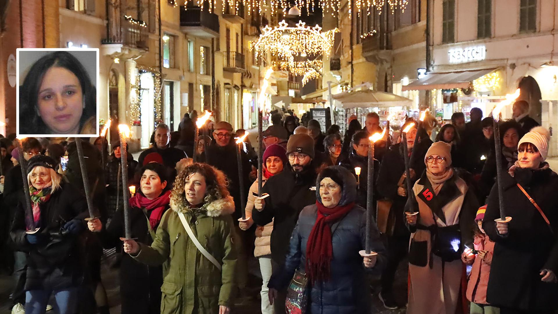 La fiaccolata per Emanuela Massicci: “Adesso basta violenza sulle donne”