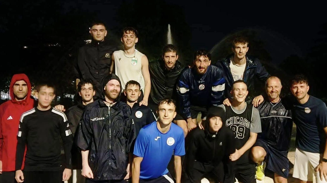 Il Cus Macerata conferma la rosa per la serie B di calcio a5, puntando su continuità e giovani talenti. Poche novità, tra cui l'arrivo di due giocatori. La squadra si prepara per il terzo torneo nazionale consecutivo.