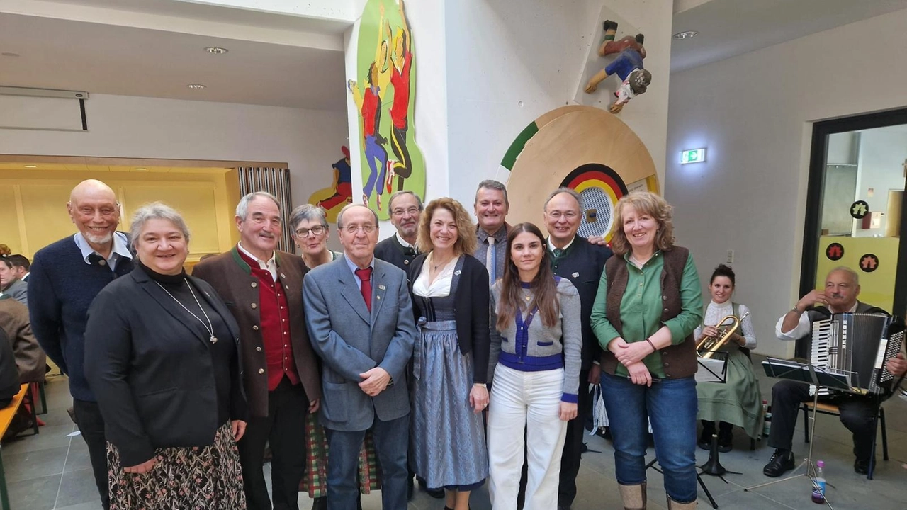 Il Comune di Weyarn ha accolto i rappresentanti del comune gellato di Terre del Reno, nell’auditorium della scuola per una...