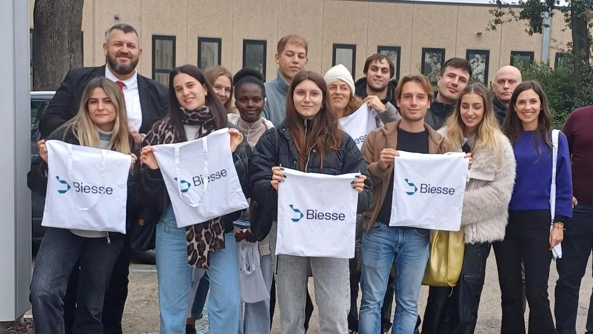 Università di Urbino promuove progetto 'A lezione con le imprese' per studenti di giurisprudenza. Visite aziendali a Wider Yachts e Biesse Group per potenziare rapporto Università-impresa e formazione degli studenti.