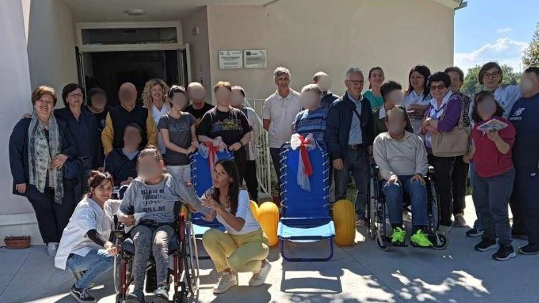 Due sedie da mare per i disabili acquistate grazie a una cena solidale