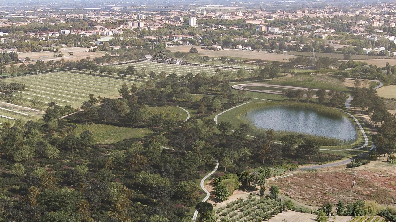 L’area dove sorgerà l’Energy Park nelle campagne a sudovest di Faenza e, accanto, la presentazione del progetto nel novembre 2023