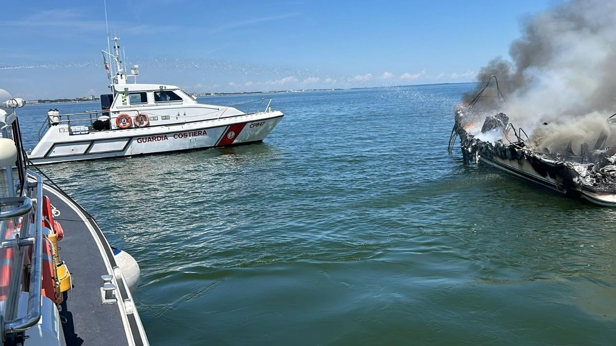 Il soccorso dei militari della Capitaneria per l’incendio su una imbarcazione