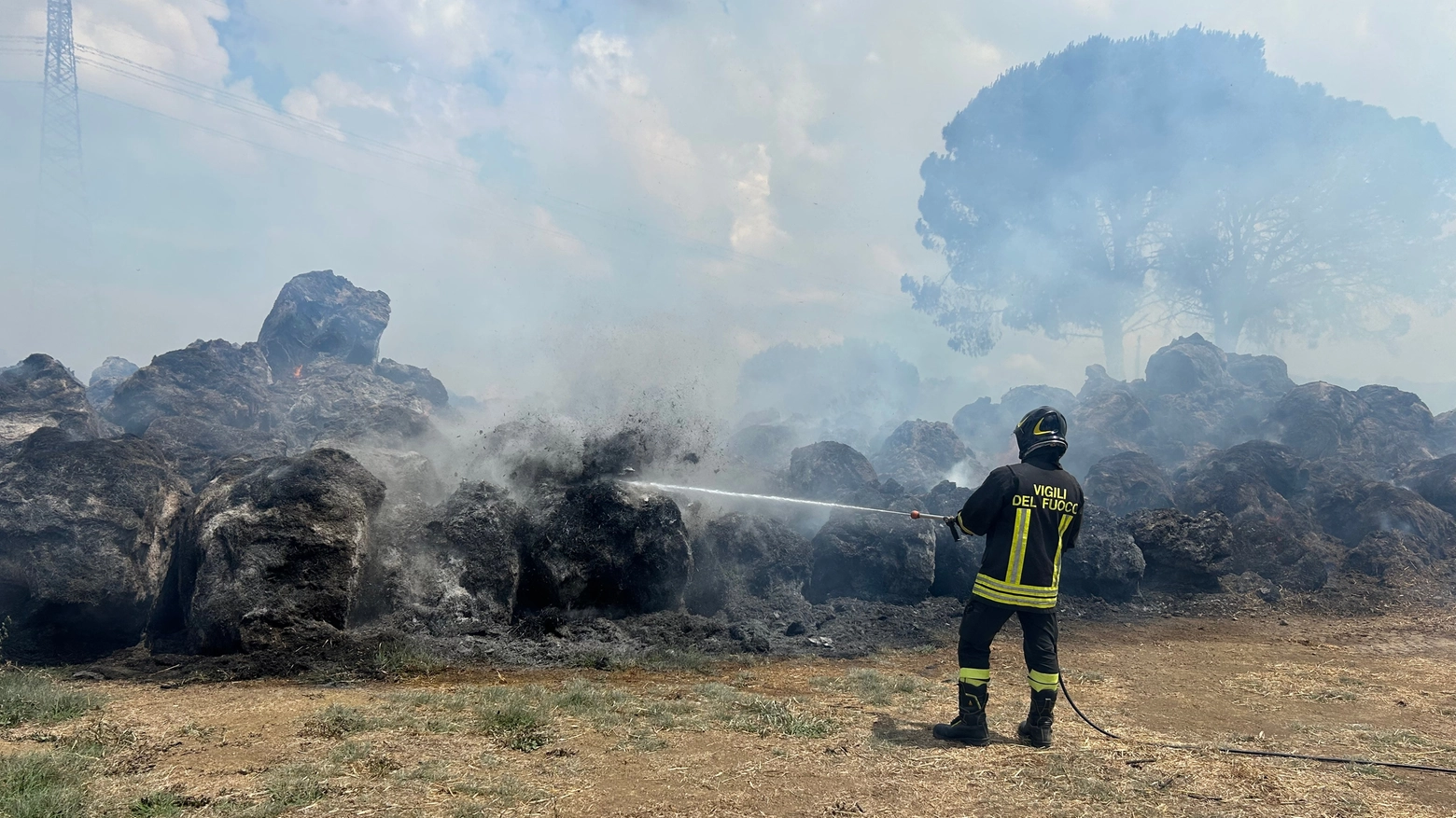 Vigili del fuoco ancora al lavoro: maxi incendio di rotoballe a Montelabbate, in provincia di Pesaro Urbino