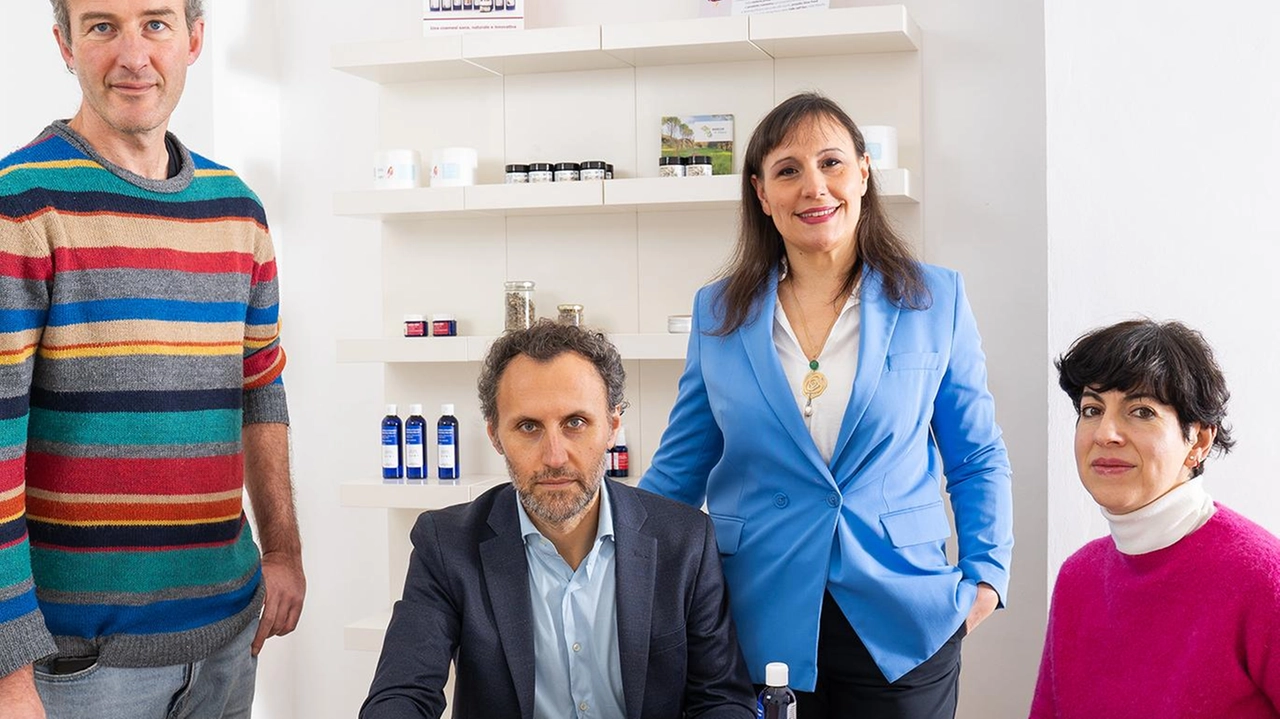 Il laboratorio di cosmesi naturale ECO:Y di Urbisaglia parteciperà alla Milano Beauty Week con un "beauty cube" dedicato alla nuova gamma a base di cipolla rossa piatta di Pedaso. La sostenibilità e la valorizzazione del territorio sono al centro del progetto, che si basa su una filiera corta e trasparente in collaborazione con l'azienda agricola locale rASOterra agricUltura di Lapedona.