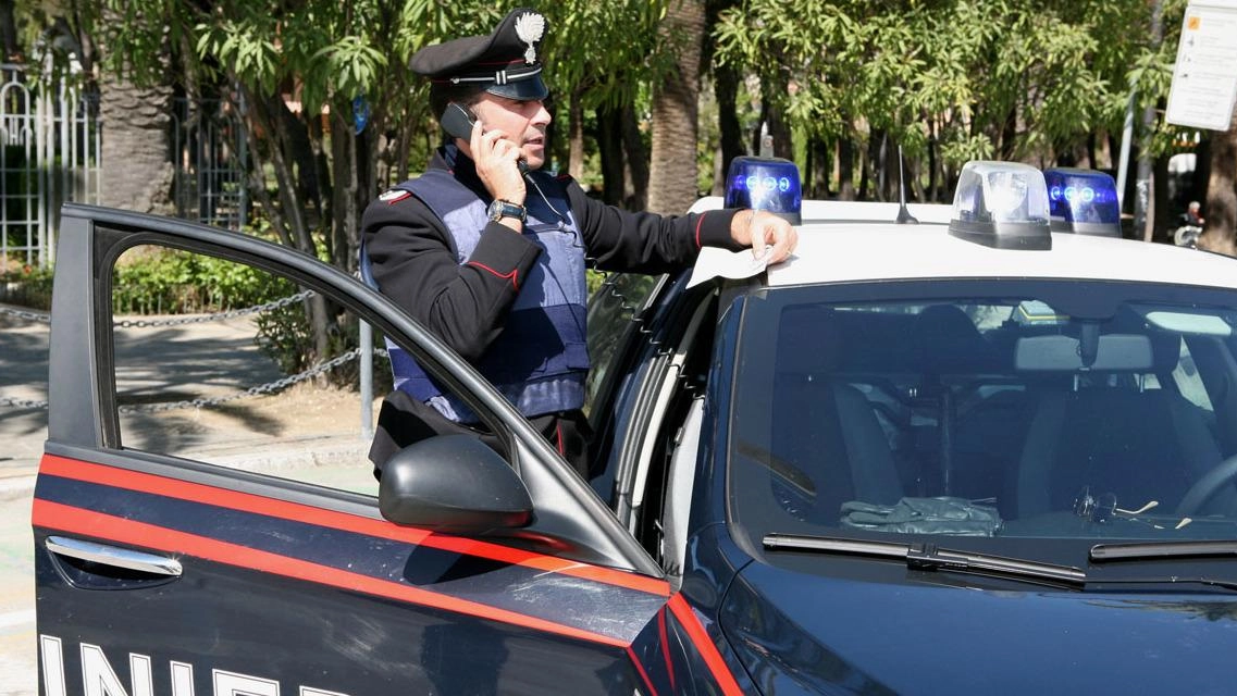 Dopo averlo colpito violentemente ha gettato un liquido infiammabile contro l’uomo per poi infiammarlo con un accendino