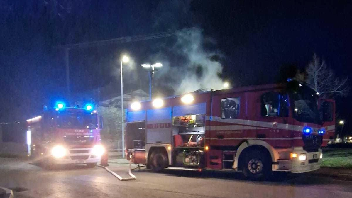 L’incendio ha coinvolto anche un terzo mezzo parcheggiato nelle vicinanze. Da chiarire l’origine del rogo