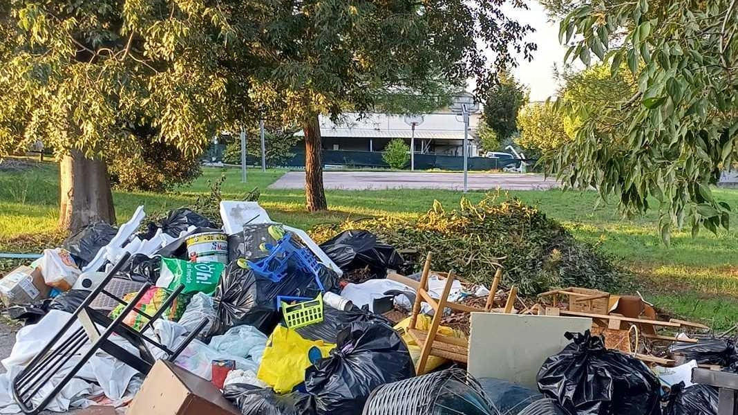 Una discarica a cielo aperto in via Gradara: lo spettacolo poco edificante non è passato inosservato al Comune e a Hera