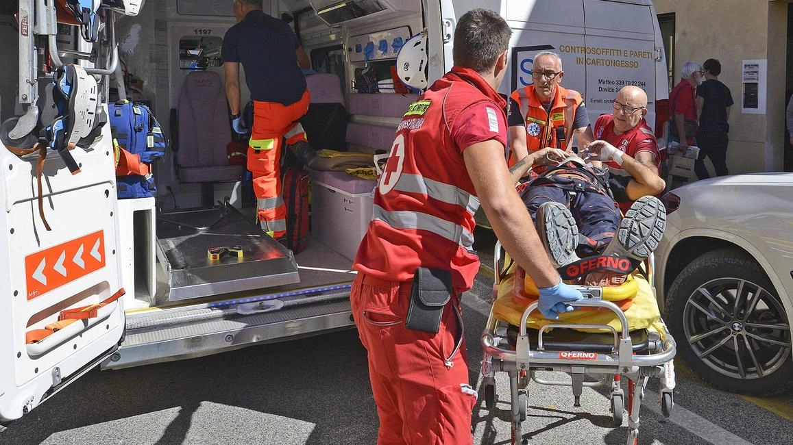 L'operaio di 65 anni rimane in gravi condizioni dopo essere caduto da due metri in un cantiere a Ancona. Ricoverato in Rianimazione, ha riportato traumi cerebrali e fratture. Indagini in corso sulla sicurezza sul lavoro.