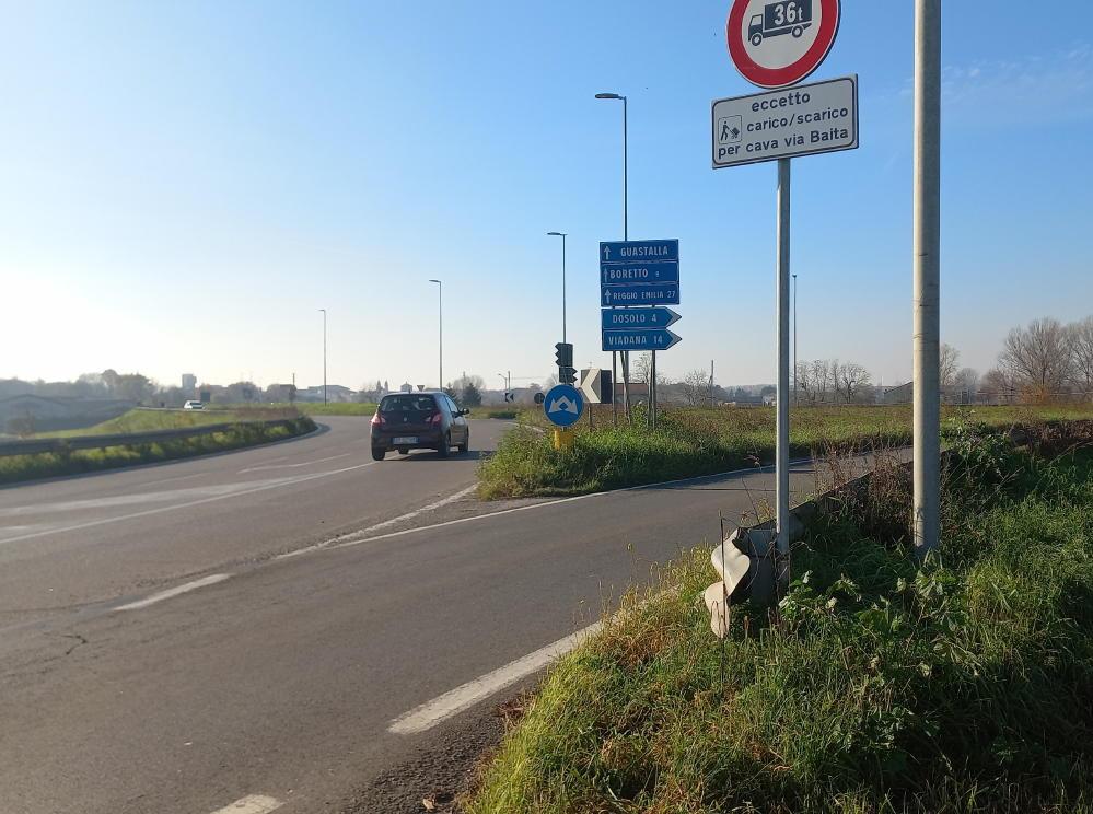 Guastalla, soccorsa in strada dopo essere stata accoltellata