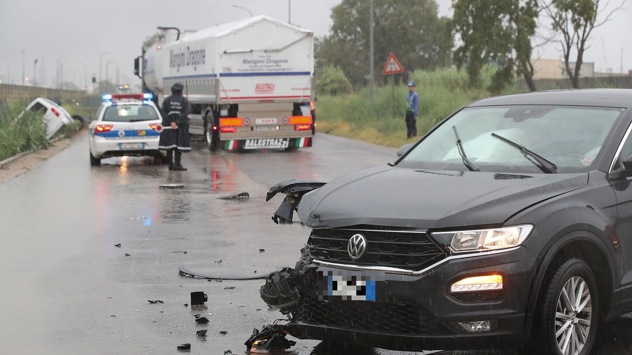 L'auto incidentata all'incrocio tra la Classicana e via 13 Marzo a Ravenna (foto Zani)