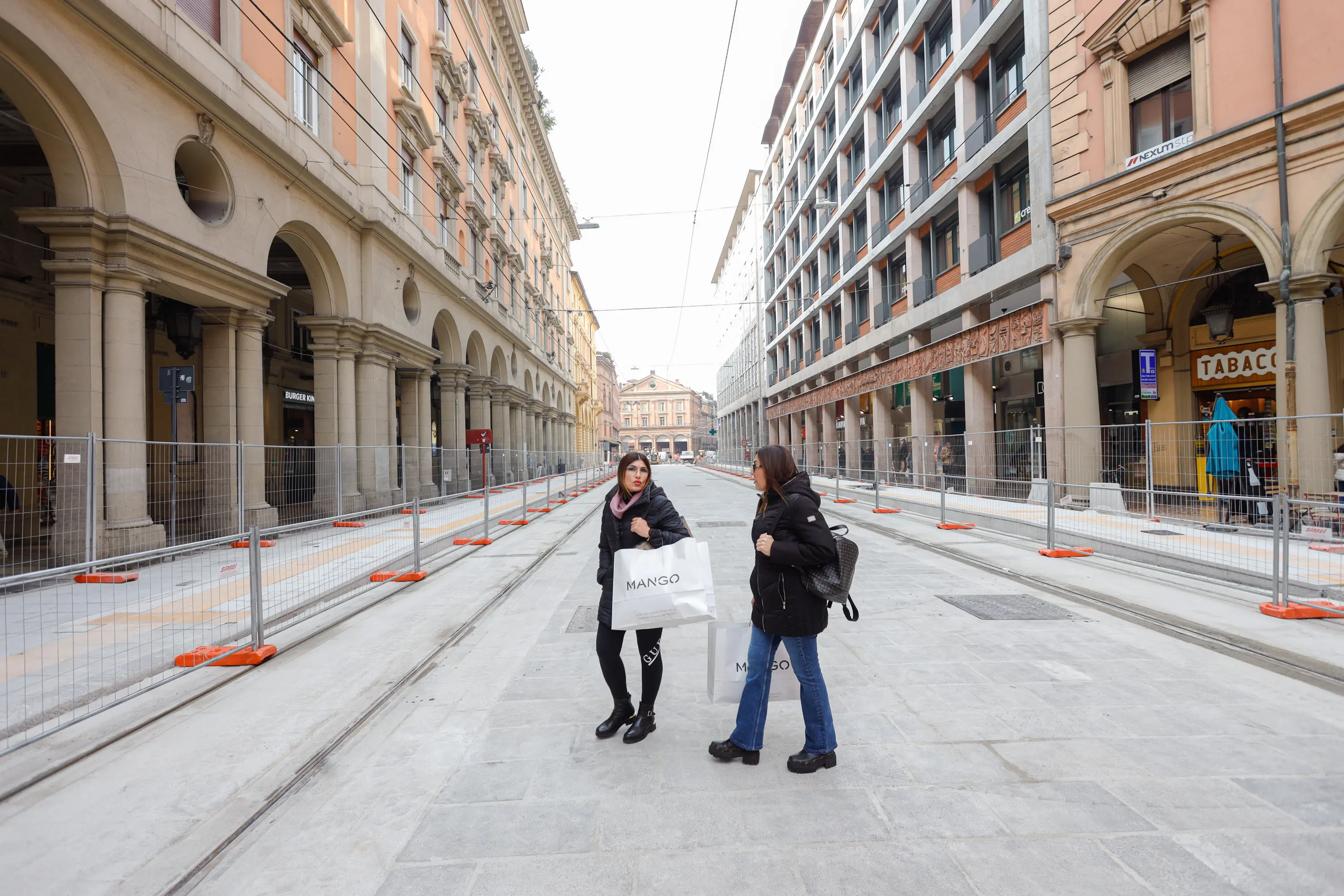 Tram a Bologna, apre ai pedoni un altro tratto di via Ugo Bassi. Ecco quando e cosa cambia