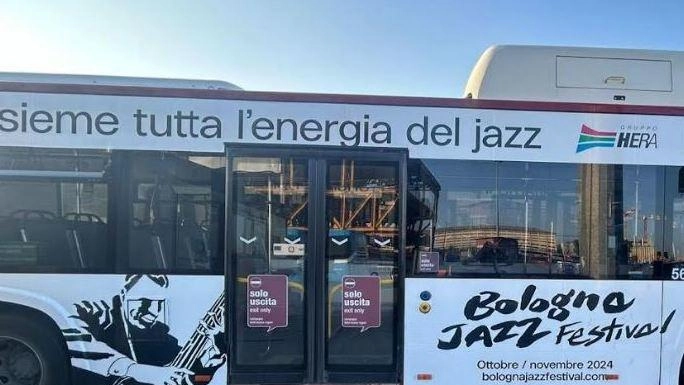 Il grande disegnatore spagnoli ’firma’ la kermesse 2024. Proseguono gli appuntamenti con i concerti nei club.