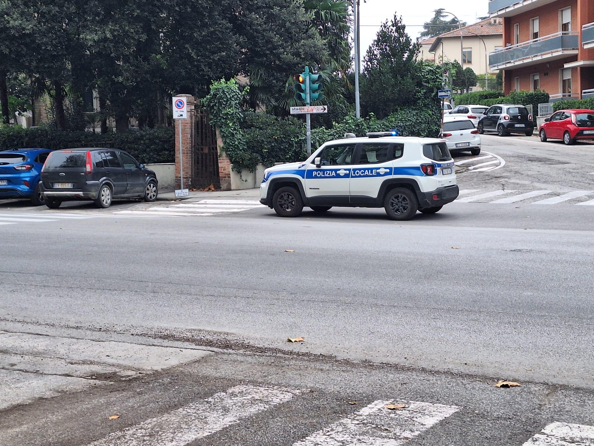 Jesi, in sella allo scooter con targa manomessa e hashish cerca di sfuggire agli agenti