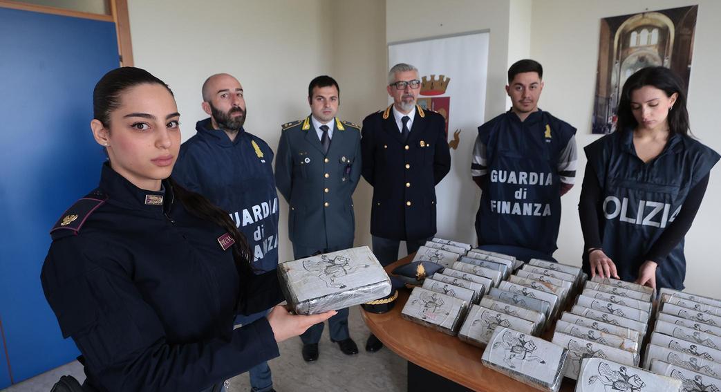 Maxisequestro Di Cocaina. Circa 150 Chili Sotto A Una Nave. Valore ...