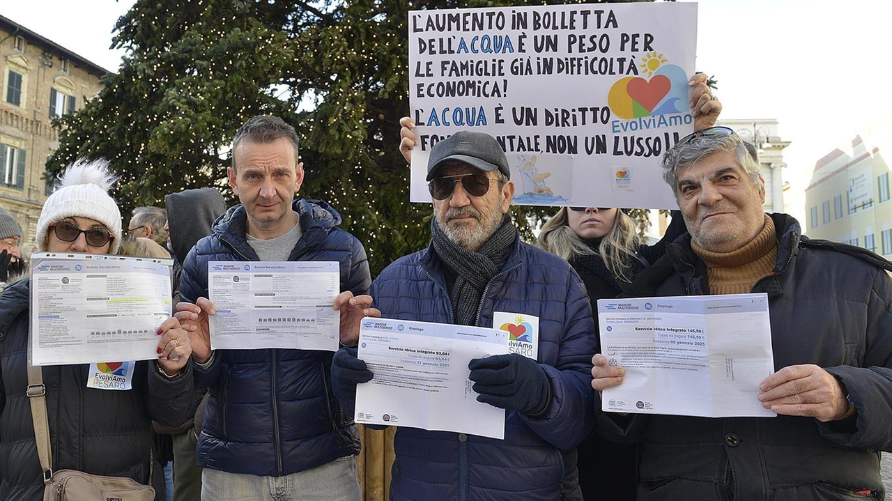 Un momento della protesta di piazza svoltasi sabato scorso proprio sotto il Comune. Una delegazione era anche salita. per farsi ricevere dal sindaco