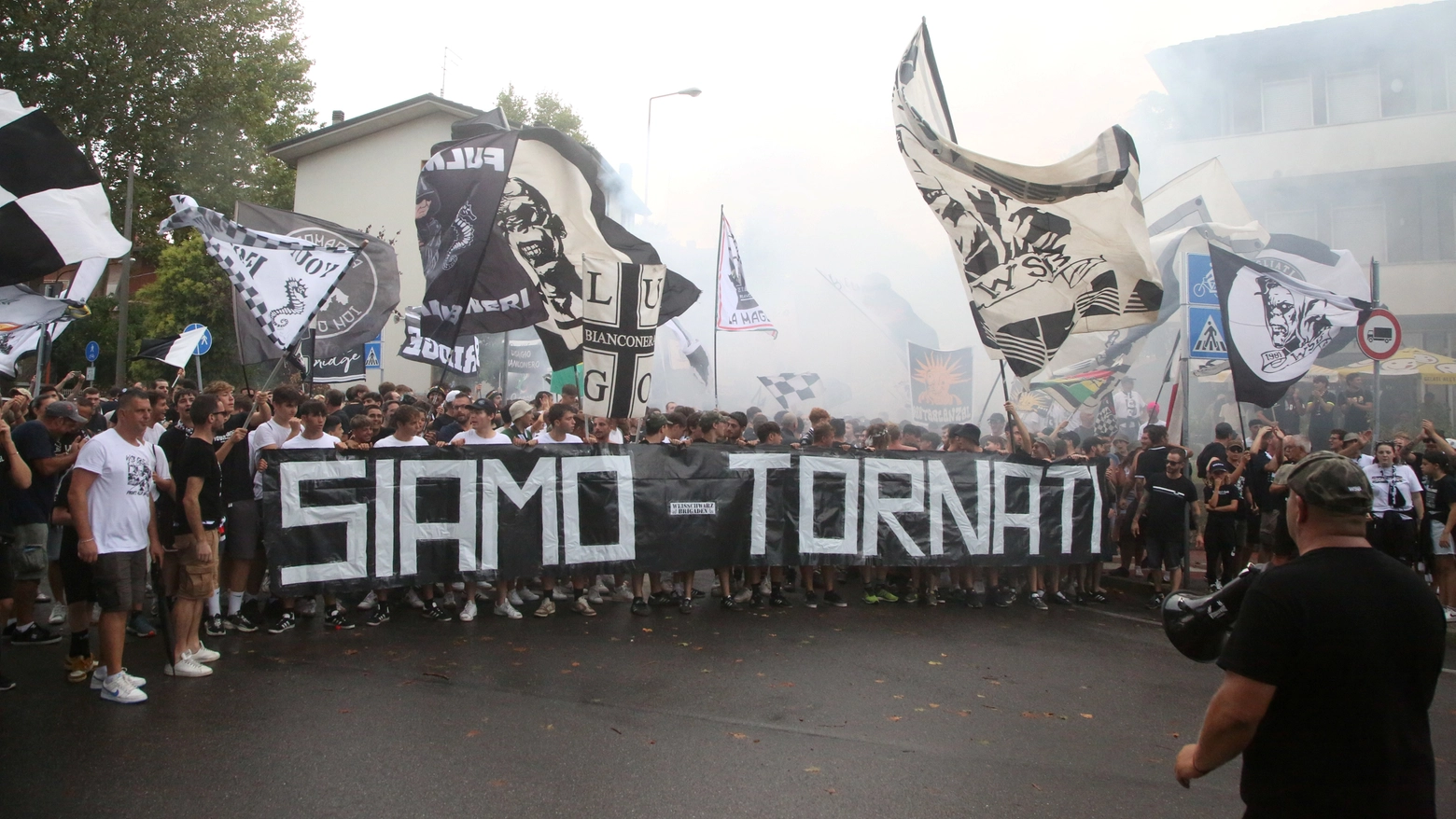 CESENA CALCIO CARRARESE CORTEO DEI TIFOSI PRIMA DELL' INIZIO DELLA PARTITA