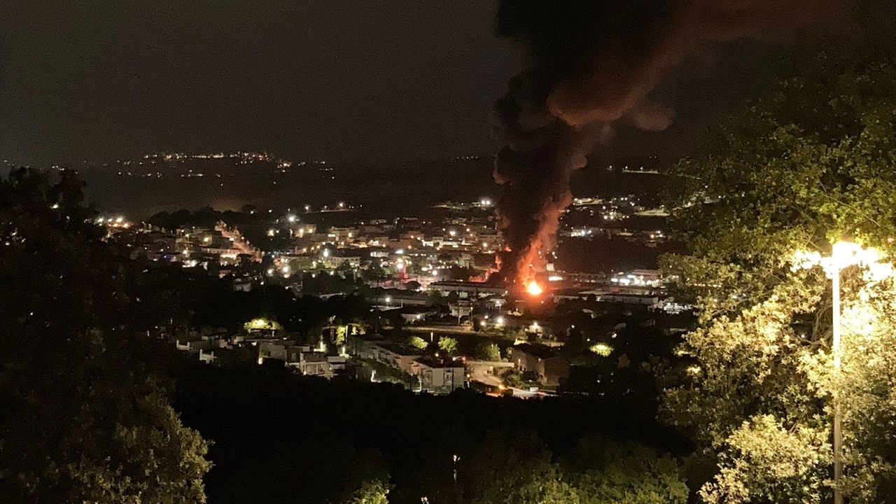 Le foto dall'alto della nube di fumo scaturita dall'incendio alla Baraccola, la sera del 19 giugno