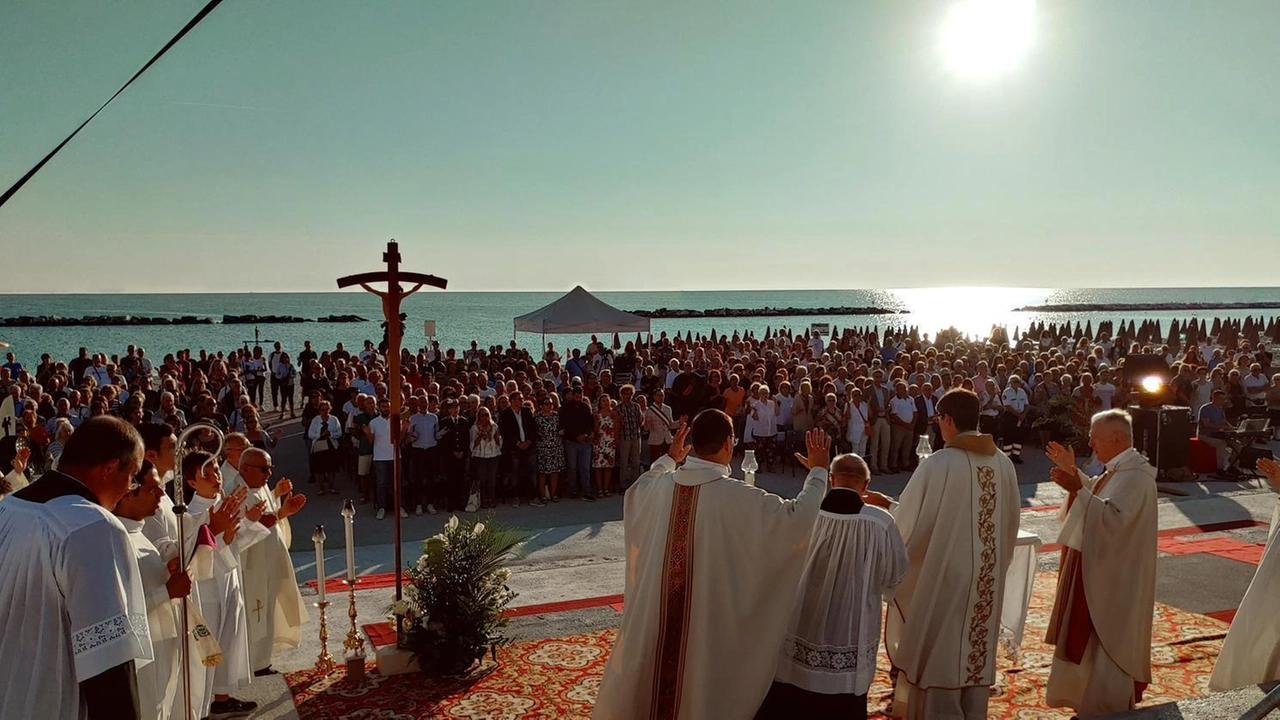 La folla ai piedi dell’ex anfiteatro Rastatt, a Sassonia, per la messa delle6.30 celebrata dal vescovo monsignor Andreozzi