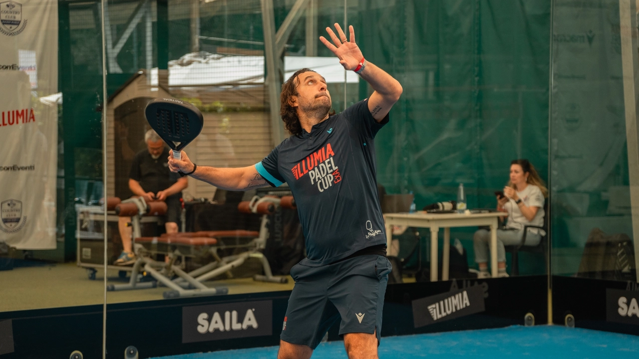 Luca Toni impegnato con il Padel a Castenaso