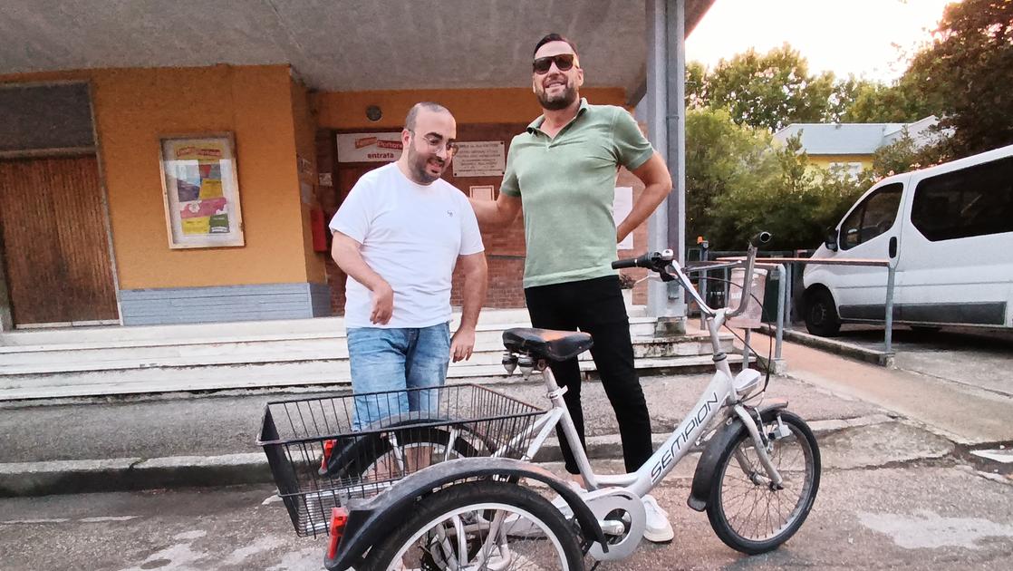 Senigallia, ritrova e riconsegna al ragazzo disabile la bici rubata