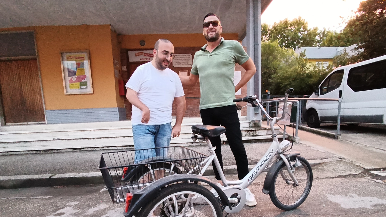 Emanuele insieme a Carlo Bolletta e alla bici ritrovata sul lungomare a Marina