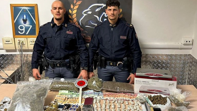 Gli oltre 4 chili di droga sequestrati in casa del 28enne dalla polizia: la sostanza stupefacente era nascosta nell'armadio dell'uomo