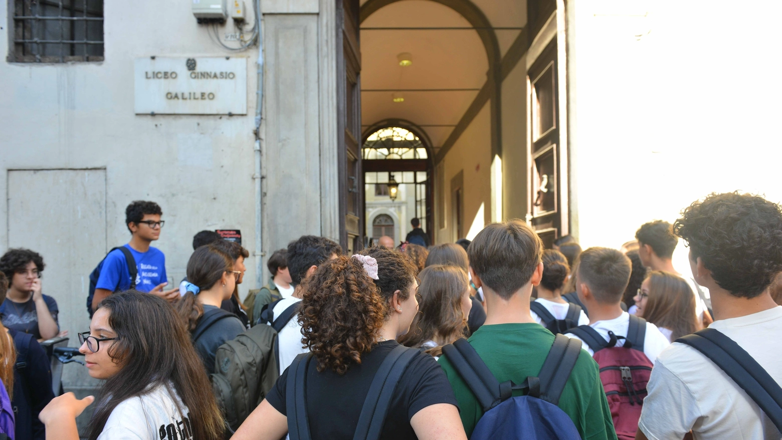 Gli studenti davanti all’ingresso di una scuola superiore in procinto  di entrare  in classe  (foto d’archivio)