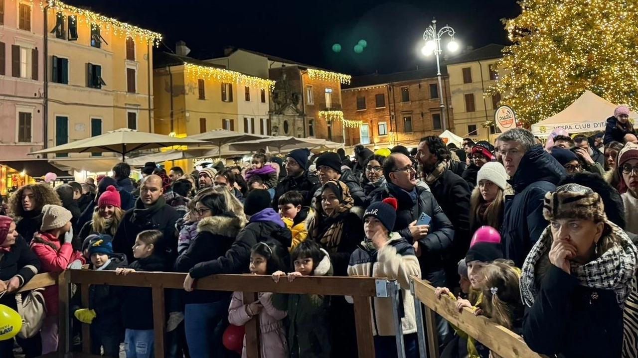 Tutti in piazza XX Settembre ad accogliere la vecchina. Folla tra i mercatini e il pattinaggio .