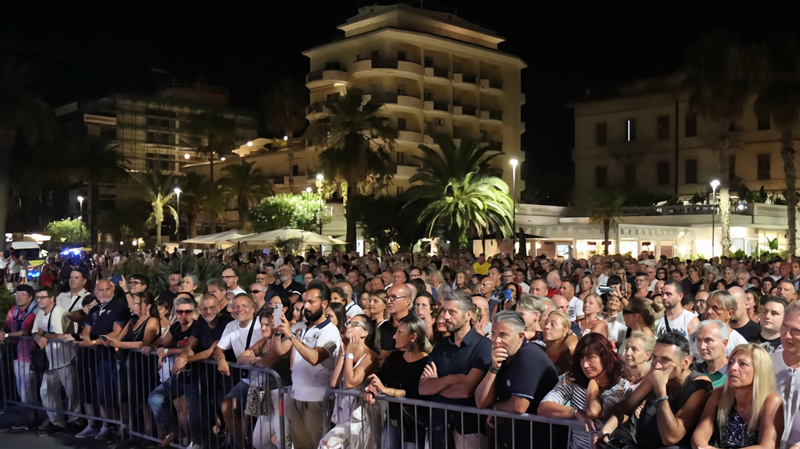 Tanta musica in piazza Giorgini con nomi storici della musica italiana. La ’Notte della Lira’ con i negozi aperti e sconti speciali per l’evento.