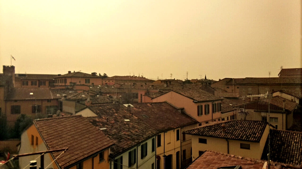 Il cielo giallo dell'Emilia Romagna durante la tempesta di sabbia