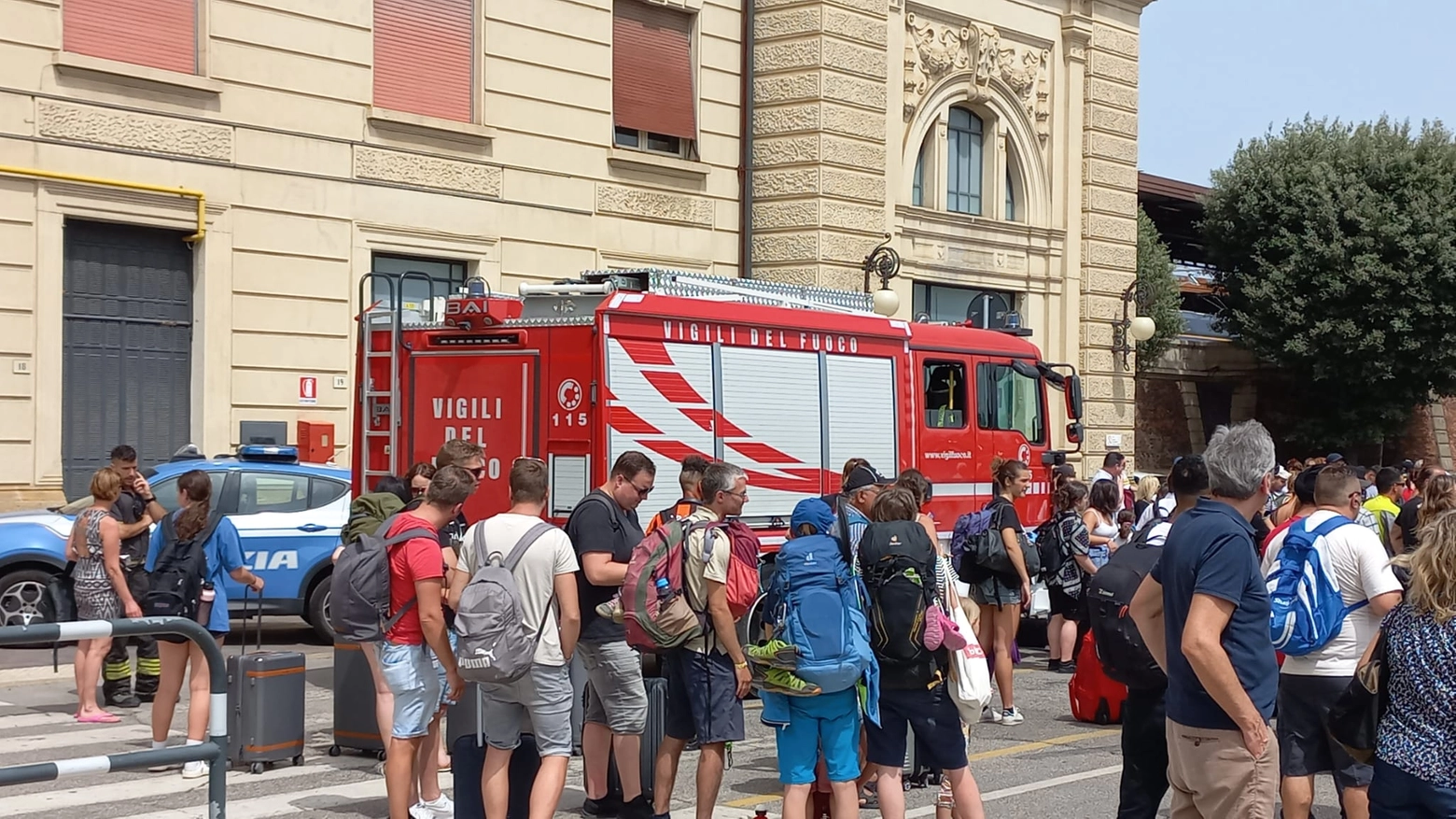 Anche i vigili del fuoco in stazione a Forlì: una persona è stata investita da un treno. Ritardi e cancellazioni sulla Bologna Rimini