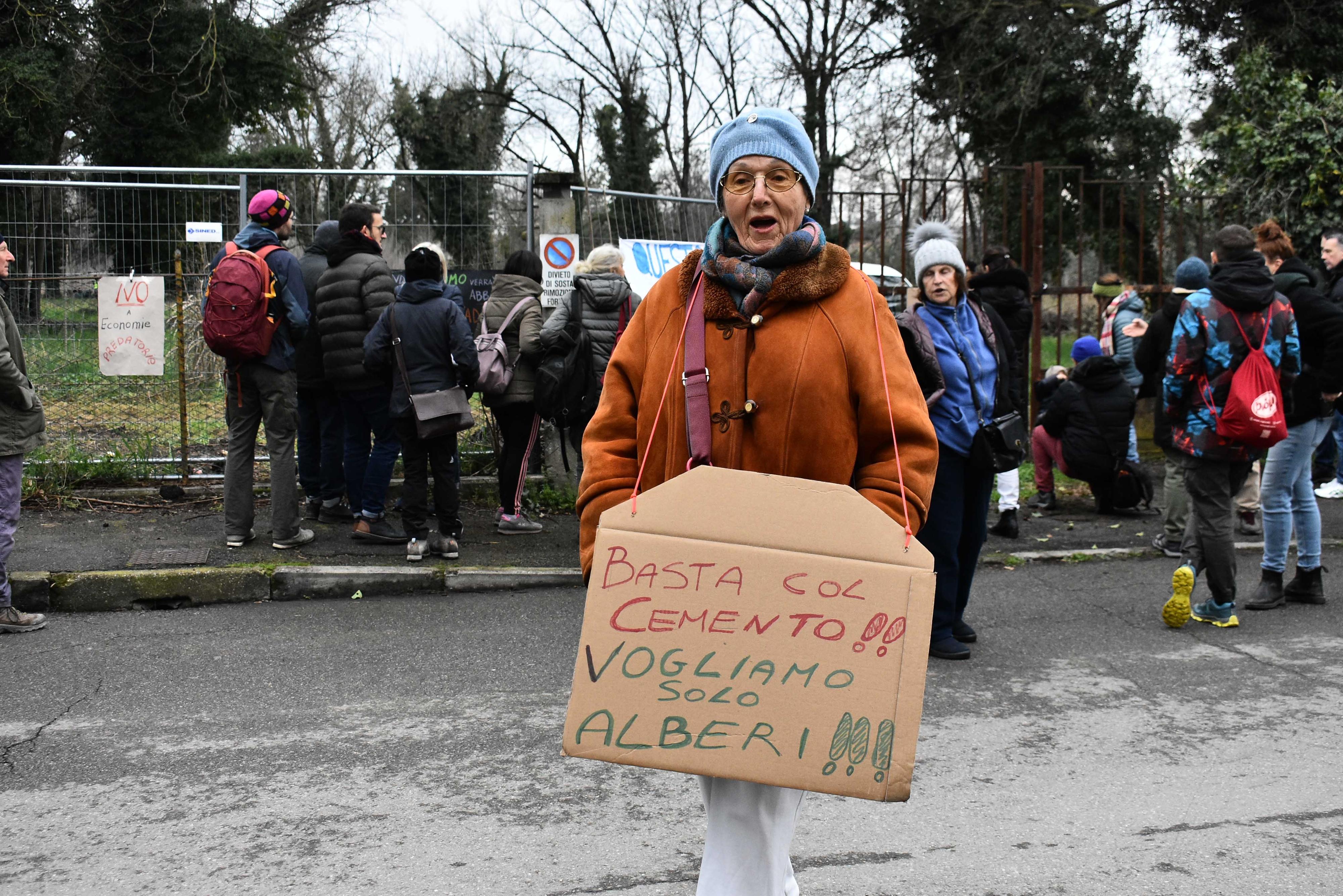 Classe ‘fantasma’ a Marmirolo, la protesta delle famiglie: “Prima la scuola, poi tutto il resto”