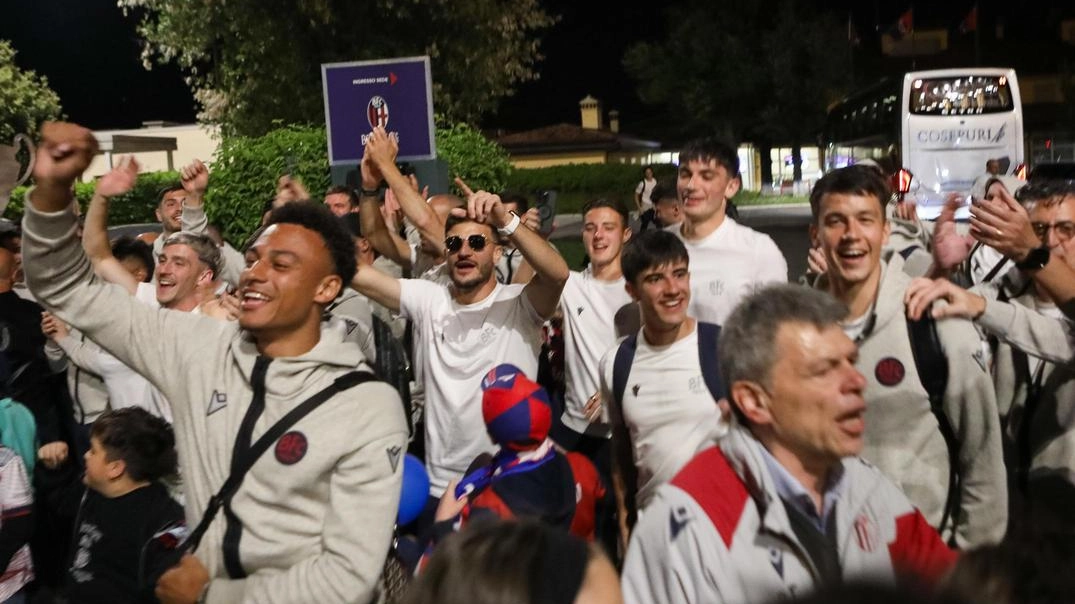 L’arrivo dei giocatori a Casteldebole dopo la vittoria col Napoli, sabato scorso
