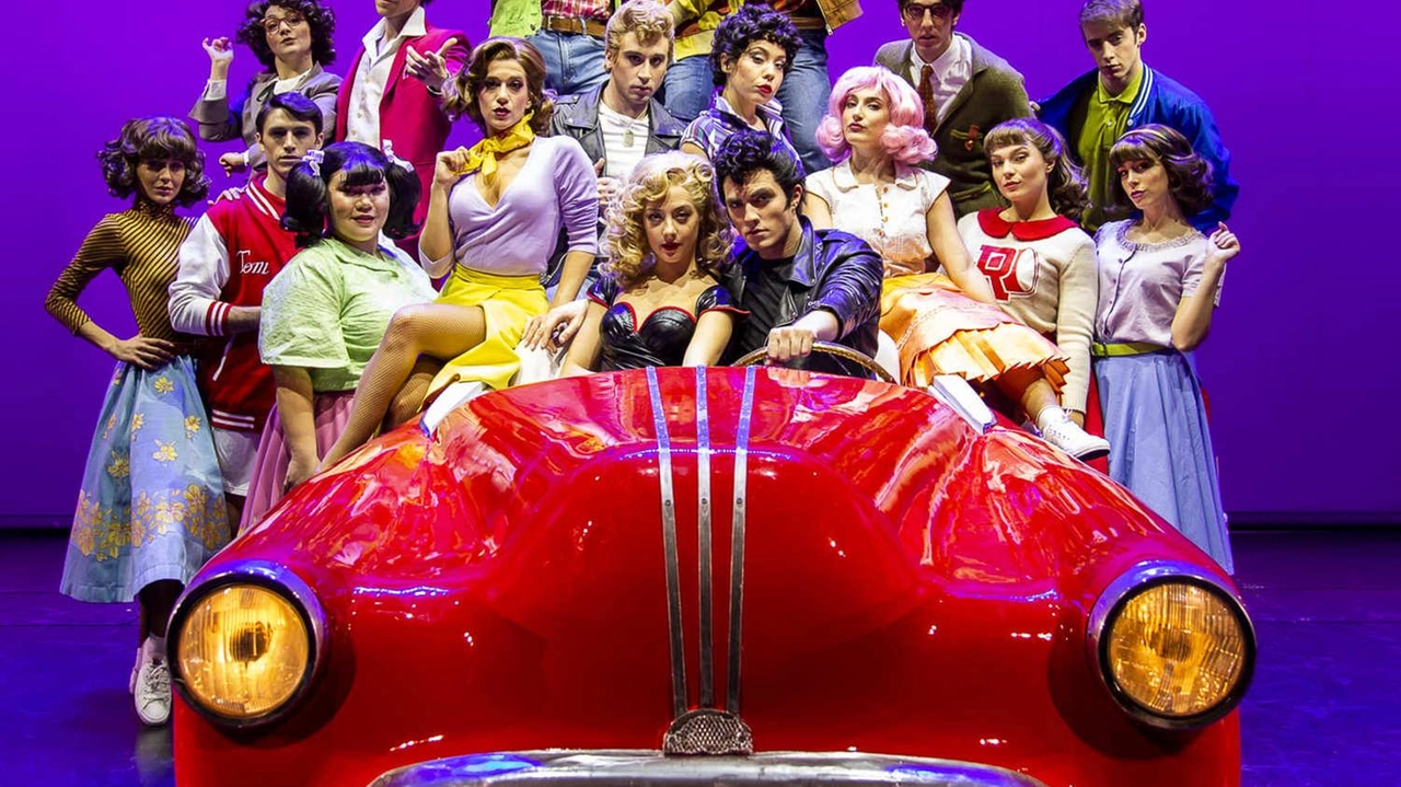 Il cast della Compagnia della Rancia nei panni dei protagonisti di Grease, lo spettacolo che andrà in scena stasera e domani al Teatro Comunale