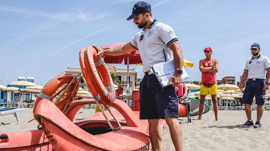 E’ il bilancio dei controlli estivi della guardia costiera lungo tutto il litorale fermano. Sequestrati pure 800 ombrelloni.