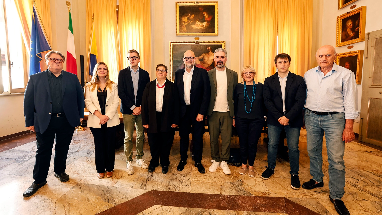 Il nuovo sindaco di Modena Massimo Mezzetti insieme ai componenti della giunta comunale