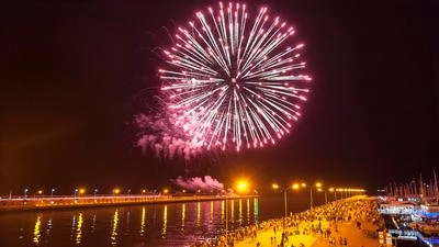 Ferragosto in spiaggia a Marina di Ravenna con i fuochi d'artificio